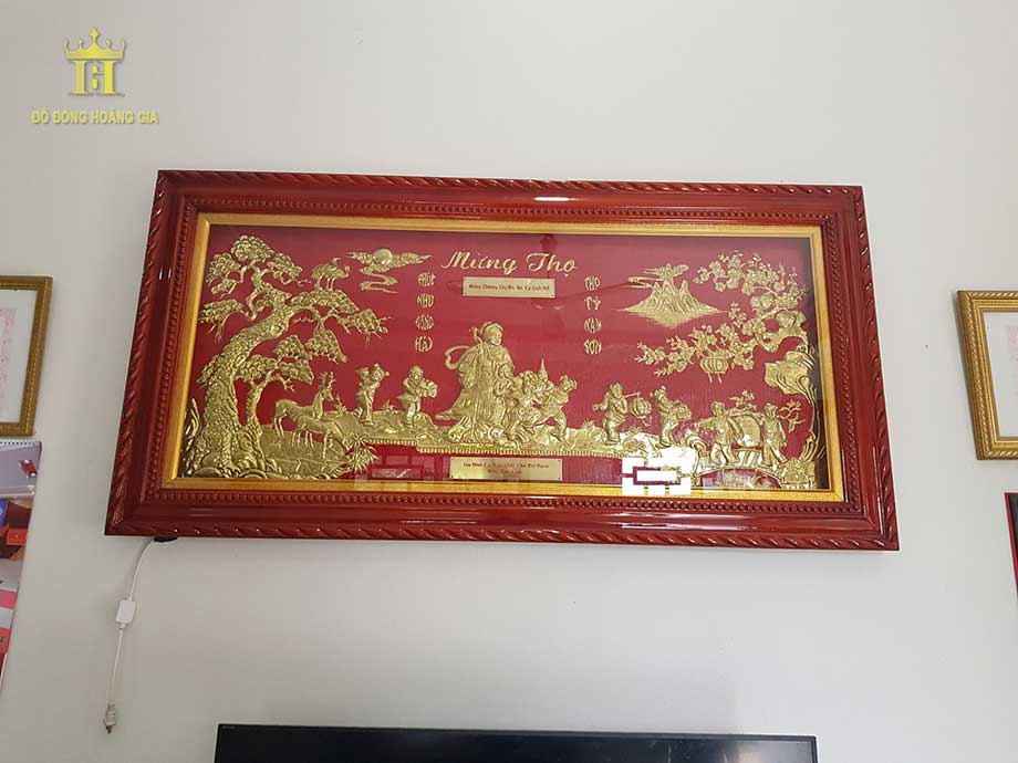 Tranh đồng mừng thọ th&iacute;ch hợp treo tại kh&ocirc;ng gian ph&ograve;ng kh&aacute;ch